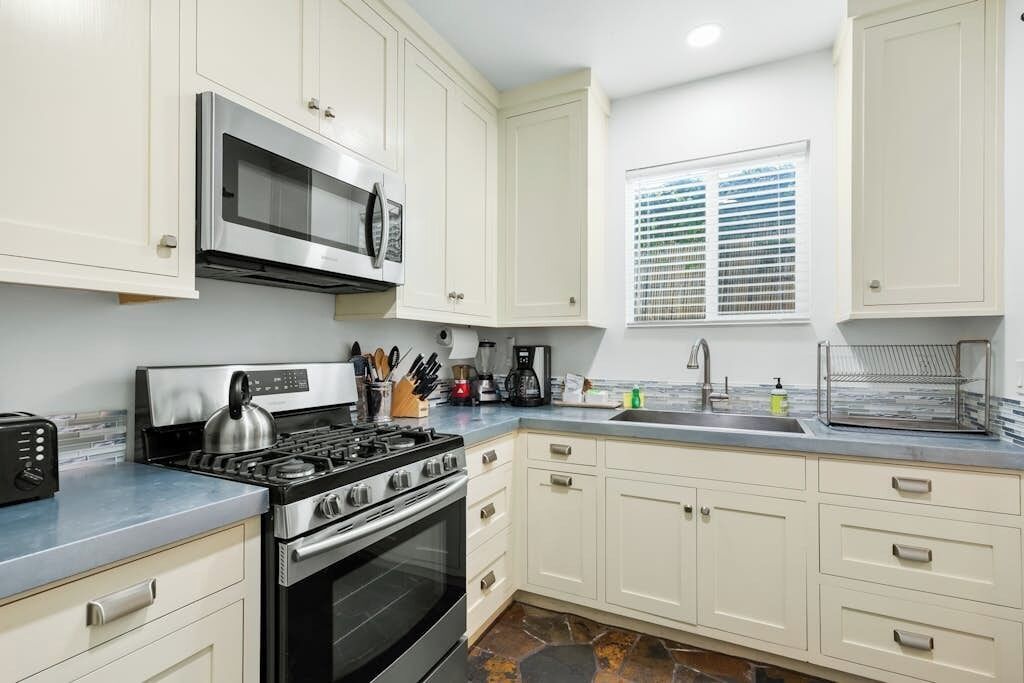 Coffee/tea maker, fridge, microwave, oven