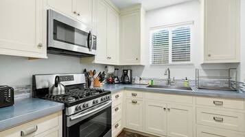 Coffee/tea maker, fridge, microwave, oven
