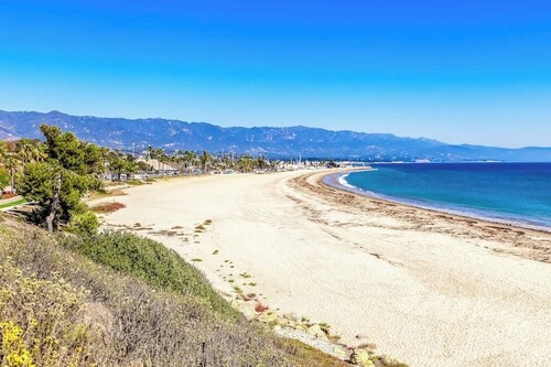 Coastal cottage with private patio - 2 minute walk to beach