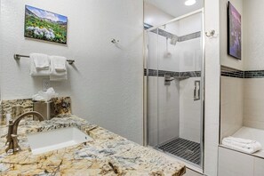 Douche, sĂšche-cheveux, serviettes fournies