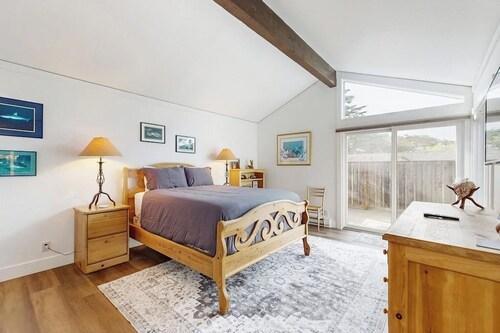 Beachfront condo with private patio, beach access, shared pool & hot tub.