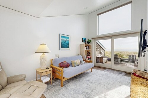 Beachfront condo with private patio, beach access, shared pool & hot tub.