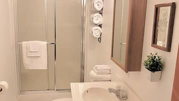 Dusche, Whirlpool, Haartrockner, Handtücher