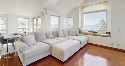 Lovely House w/Beautiful Ocean Views, Grill & Jetted Tub - Walk to Beach & Town