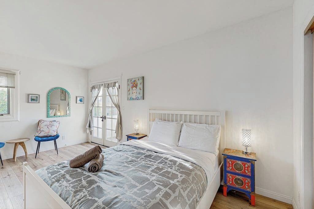 2 slaapkamers, een bureau, een strijkplank/strijkijzer, gratis wifi
