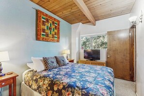 2 bedrooms, iron/ironing board, free WiFi, bed sheets - Mountainside Retreat w/ Fireplace, BBQ & Furnished Deck - Near Village (Lake Arrowhead)