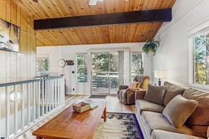 TV, fireplace - Mountainside Retreat w/ Fireplace, BBQ & Furnished Deck - Near Village (Lake Arrowhead)