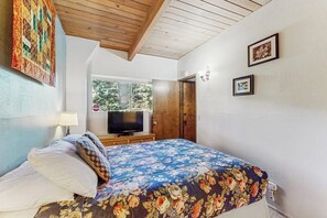 2 bedrooms, iron/ironing board, free WiFi, bed sheets - Mountainside Retreat w/ Fireplace, BBQ & Furnished Deck - Near Village (Lake Arrowhead)