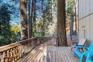 Terrace/patio - Mountainside Retreat w/ Fireplace, BBQ & Furnished Deck - Near Village (Lake Arrowhead)