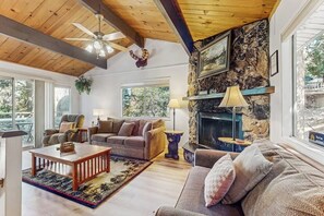 TV, fireplace - Mountainside Retreat w/ Fireplace, BBQ & Furnished Deck - Near Village (Lake Arrowhead)