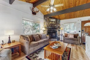 TV, fireplace - Mountainside Retreat w/ Fireplace, BBQ & Furnished Deck - Near Village (Lake Arrowhead)