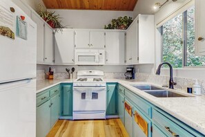 Fridge, microwave, oven, stovetop - Mountainside Retreat w/ Fireplace, BBQ & Furnished Deck - Near Village (Lake Arrowhead)