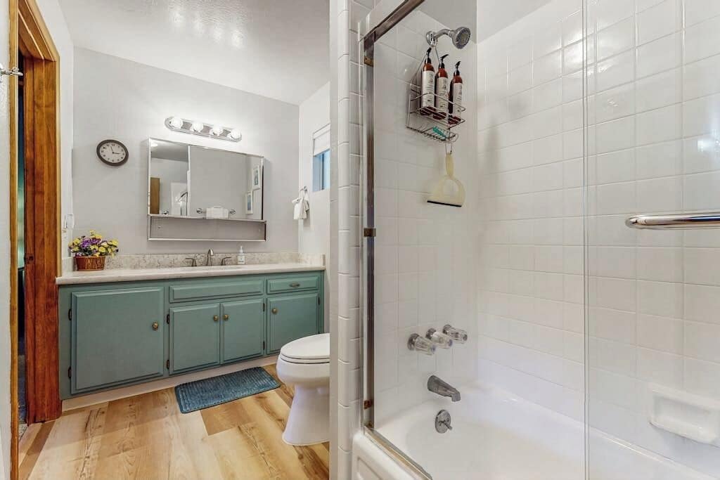 Dusj, hårføner og håndklær