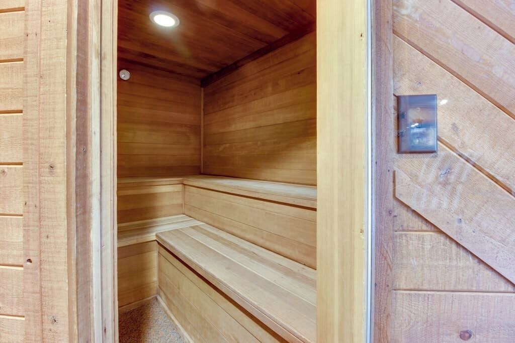 Eine Holzsauna mit Bänken und einer Deckenleuchte.