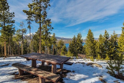 Conveniently Located Condo with Shared Pool, Hot Tub - Walk to Slopes