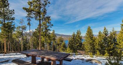 Conveniently Located Condo with Shared Pool, Hot Tub - Walk to Slopes