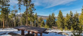Conveniently Located Condo with Shared Pool, Hot Tub - Walk to Slopes