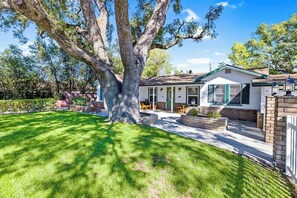 A house with a large tree, a patio, and a small garden. - Downtown home w/private hot tub, pool table, gas grill, W/D, AC (Paso Robles)