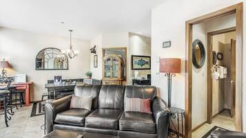 Fernseher, Kamin, DVD-Player, Bücher