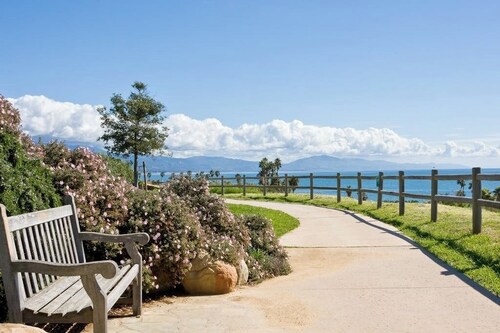 Cozy duplex with oceanview balcony - steps to the beach