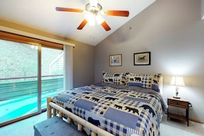 A bedroom with a bed, a ceiling fan, a window, and a nightstand with a lamp. - 2-story townhouse + loft with fast WiFi, wood fireplace & great location (Durango)