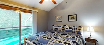 2-story townhouse + loft with fast WiFi, wood fireplace & great location