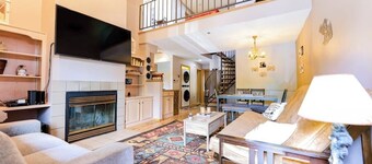 2-story townhouse + loft with fast WiFi, wood fireplace & great location