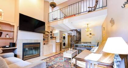 2-story townhouse + loft with fast WiFi, wood fireplace & great location