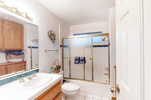 Bathroom - Multi-level home with pool table, AC, fireplaces, balcony & gorgeous views (Lake Arrowhead)