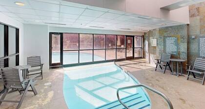 Efficient Mountain Escape W/ Murphy Bed, Shared Pool, Slope Access & Kitchenette