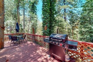 A deck with a grill, chairs, and a table. - Forest-view cabin with deck, grill, wood stove, washer/dryer, & fast WiFi (Crestline)