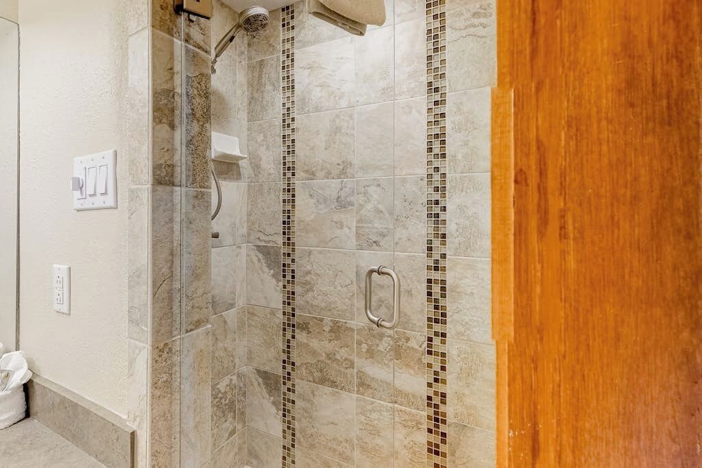 Douche, séchoir à cheveux, serviettes fournies