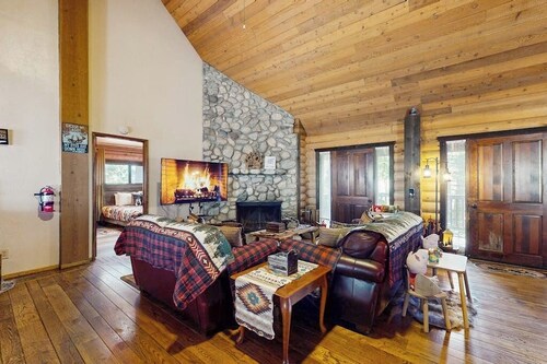 Grand Mountain Retreat w/ Piano, Fast WiFi, Fireplace, Private Deck