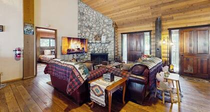 Grand Mountain Retreat w/ Piano, Fast WiFi, Fireplace, Private Deck
