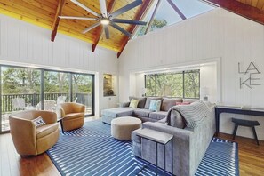 Living area - Updated Lake View Home w/Fireplace, Gas Grill,  & AC - Close to Lake - Dogs ok (Lake Arrowhead)
