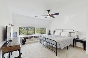 Room - Updated Lake View Home w/Fireplace, Gas Grill,  & AC - Close to Lake - Dogs ok (Lake Arrowhead)