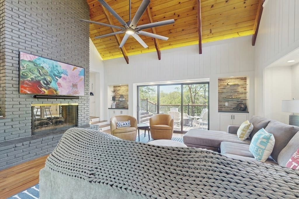 TV, fireplace