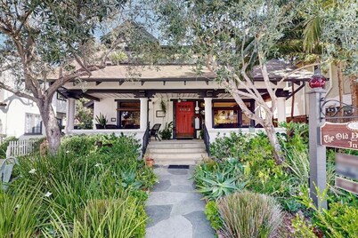 Old Yacht Club Inn All-Suite Getaway - 1 Block to East Beach, Walk Everywhere