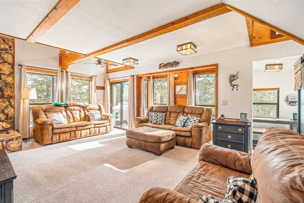 Fernseher, Kamin, DVD-Player, Bücher