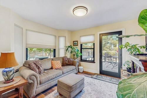 Wine country home w/ pvt. hot tub and grill. fireplace & A/C - shared tennis