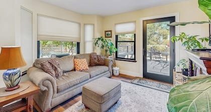 Wine country home w/ pvt. hot tub and grill. fireplace & A/C - shared tennis