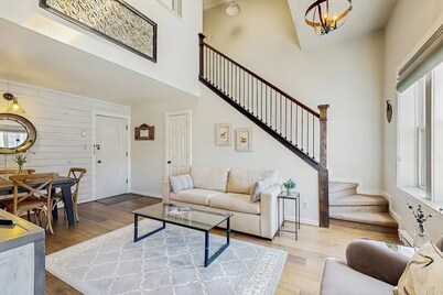 Luxury studio loft in historic downtown - close to hiking & downtown attractions
