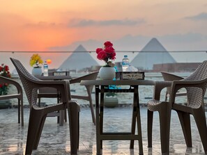 Outdoor dining - Anubis Pyramids View Inn (Giza)