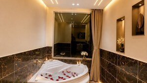 A modern bathroom with a freestanding bathtub, a mirror, and a potted plant. - Anubis Pyramids View Inn (Giza)