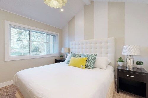 Colorful & contemporary condo with patio & washer/dryer - watch the fireworks