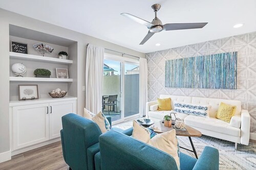Newly renovated condo, closest walk to theme parks - pools & hot tub on-site