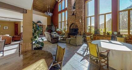 Skier's paradise in Cascade Village w/ pool, fireplace & private balcony