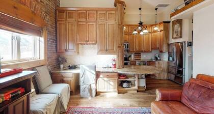 Stylish, downtown condo w/ loft, kitchen, & fireplace plus shared patio & grill