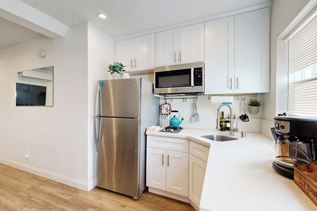 Coffee/tea maker, fridge, microwave, oven