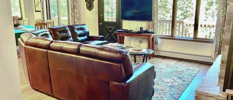 Televisión, reproductor de DVD, tenis de mesa y libros